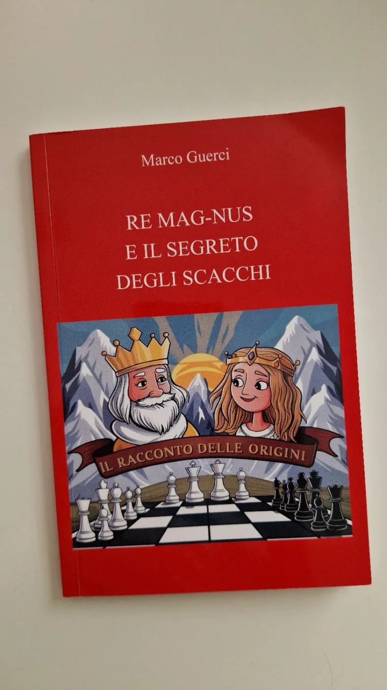 Una copia del libro Re Mag-Nus e il segreto degli scacchi